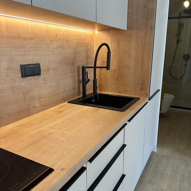 Kuhinja po mjeri – drvo i crni detalji